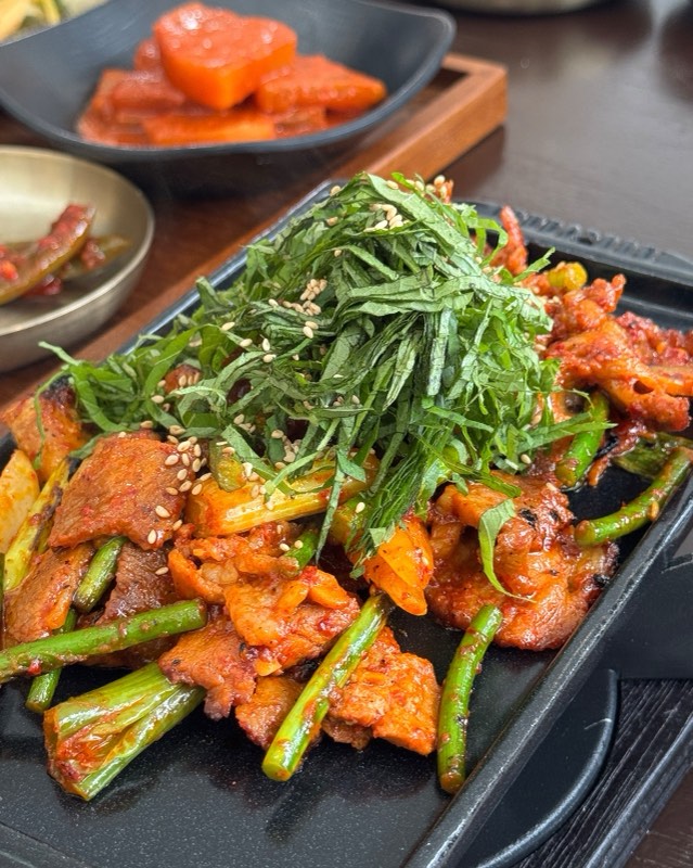 깻잎을 올린 화덕 고추장 제육