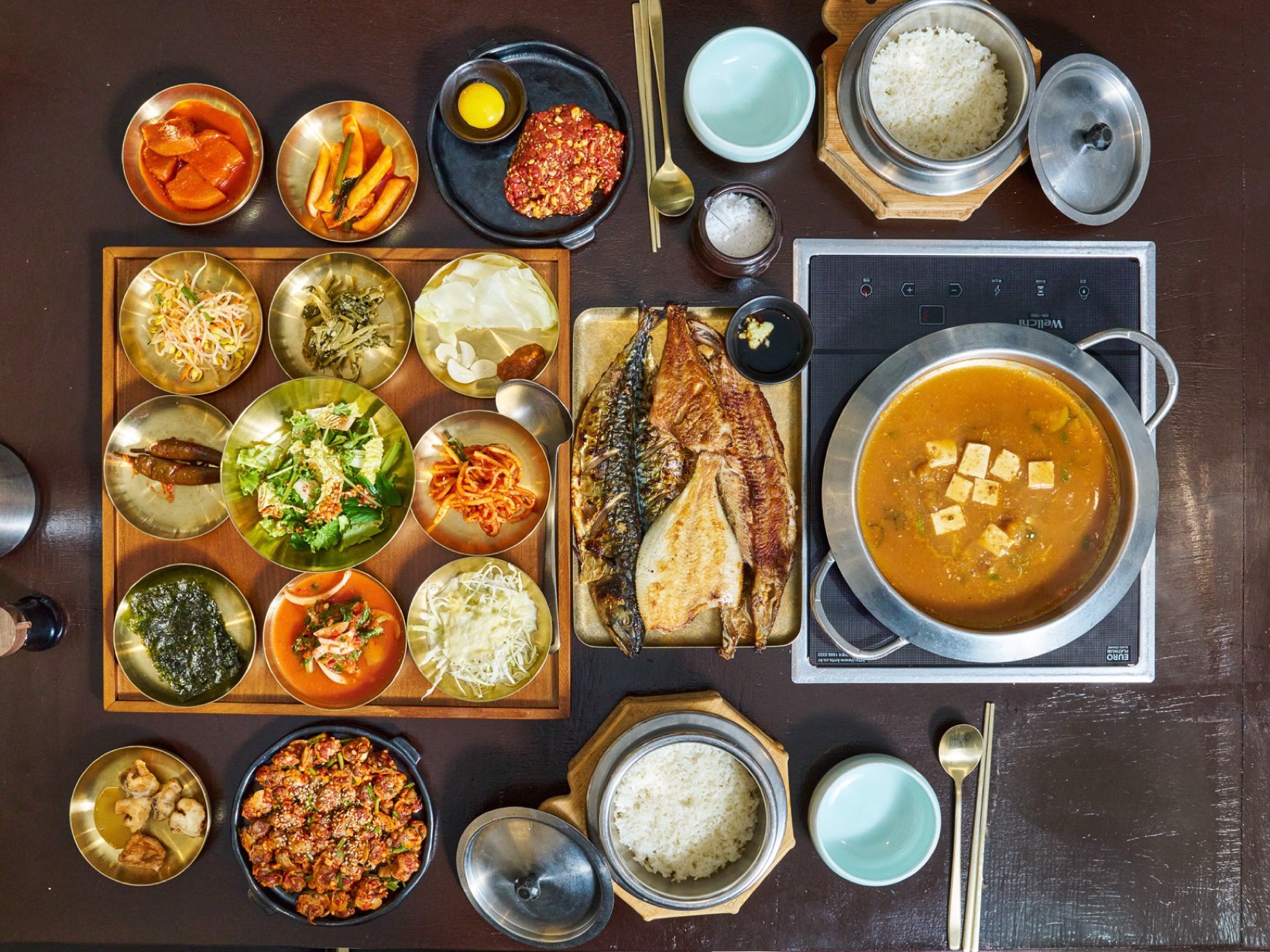 생선구이와 제육, 된장찌개와 솥밥, 정갈한 반찬이 차려진 한 상